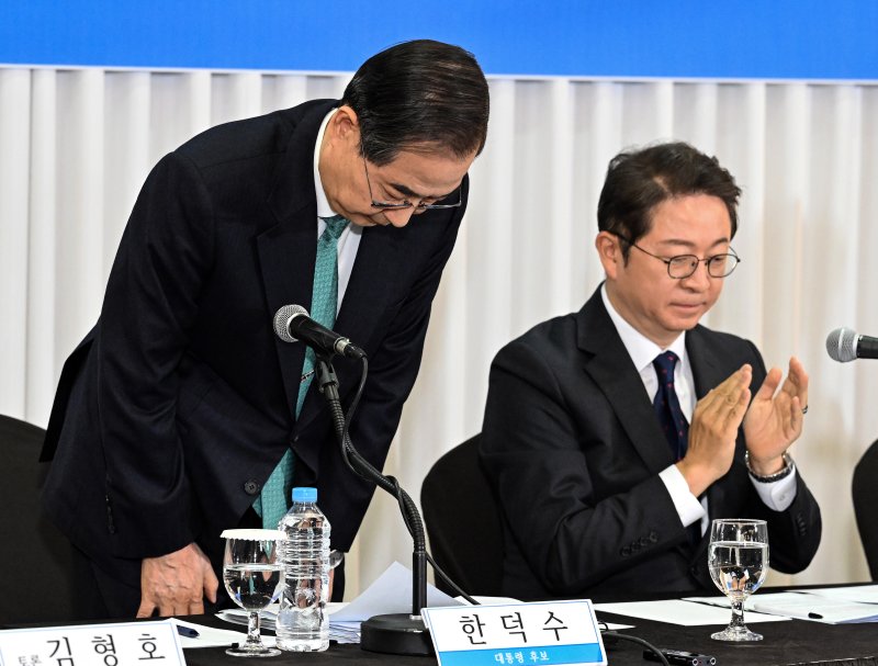 한덕수 무소속 대통령선거 예비후보가 6일 서울 중구 코리아나호텔에서 열린 관훈클럽 초청 토론회에서 인사하고 있다. 2025.5.6/뉴스1 ⓒ News1 국회사진취재단