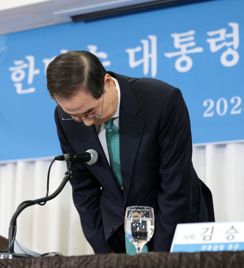 [서울=뉴시스] 국회사진기자단 = 무소속 한덕수 대통령선거 예비후보가 6일 서울 중구 코리아나호텔에서 열린 관훈토론회에서 기조연설을 마친 뒤 인사하고 있다. 2025.05.06. photo@newsis.com