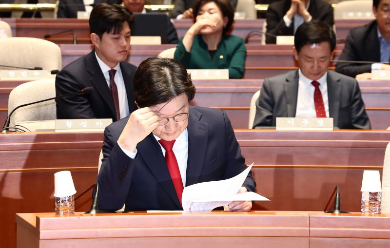 권성동 국민의힘 원내대표가 5일 서울 여의도 국회에서 열린 의원총회에서 자료를 살피고 있다. 2025.5.5/뉴스1 ⓒ News1 김민지 기자