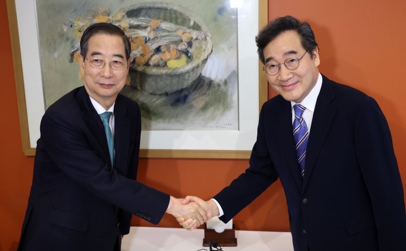 [서울=뉴시스] 정병혁 기자 = 한덕수 무소속 대통령 선거 예비 후보와 이낙연 새미래민주당 상임고문이 6일 서울 중구 달개비 컨퍼런스하우스에서 오찬회동에 앞서 기념촬영을 하고 있다 (공동취재) 2025.05.06. photo@newsis.com