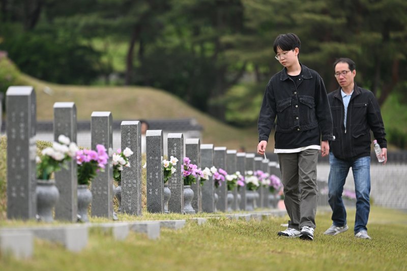 [광주=뉴시스] 이영주 기자 = 5·18민주화운동 45주기를 12일 앞둔 6일 오전 광주 북구 운정동 국립5·18민주묘지에서 한 아이가 묘지를 거닐며 5·18 희생자들의 묘비를 살피고 있다. 2025.05.06. leeyj2578@newsis.com