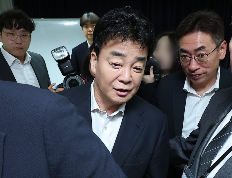 백종원 더본코리아 대표가 28일 서울 서초구 스페이스쉐어 강남역센터에서 열린 정기 주주총회를 마친 뒤 주총장을 빠져나가고 있다. 2025.3.28/뉴스1 ⓒ News1 김진환 기자