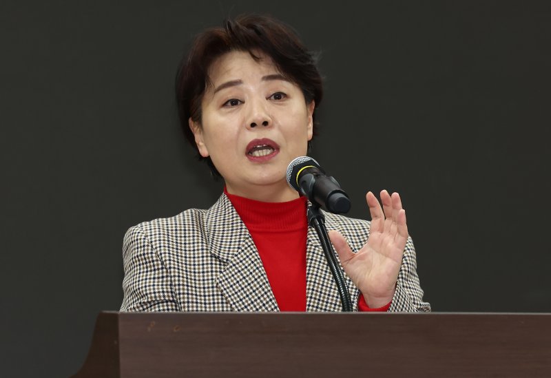윤희숙 여의도연구원장이 18일 오전 서울 여의도 국회 의원회관에서 열린 '창립 30주년 여의도연구원 연속토론회, 국민 위에 군림하는 국가기관 정상인가?'에서 개회사를 하고 있다. 2025.2.18/뉴스1 ⓒ News1 김민지 기자