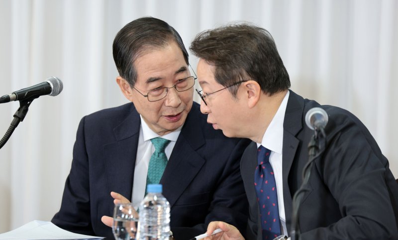 한덕수 무소속 대통령선거 예비후보가 6일 서울 중구 코리아나호텔에서 열린 관훈토론회에서 김승련 관훈클럽 총무와 대화하고 있다. 2025.5.6/뉴스1 ⓒ News1 국회사진취재단
