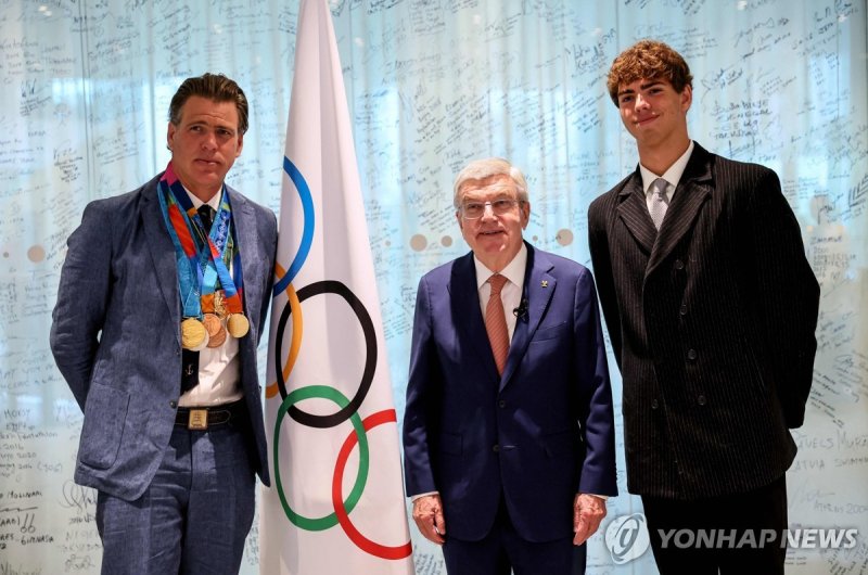 홀과 토마스 바흐 IOC 위원장, 홀의 아들 찰스 (출처=연합뉴스)