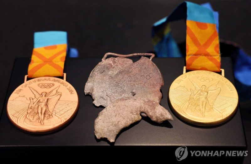 불에 녹은 메달 원본(가운데) (출처=연합뉴스)