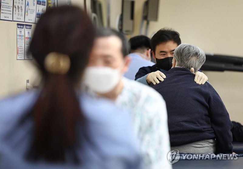 서북병원서 치료 받는 어르신 (출처=연합뉴스)