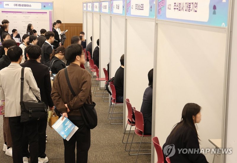 현장 면접 보는 청년 구직자들 (출처=연합뉴스)