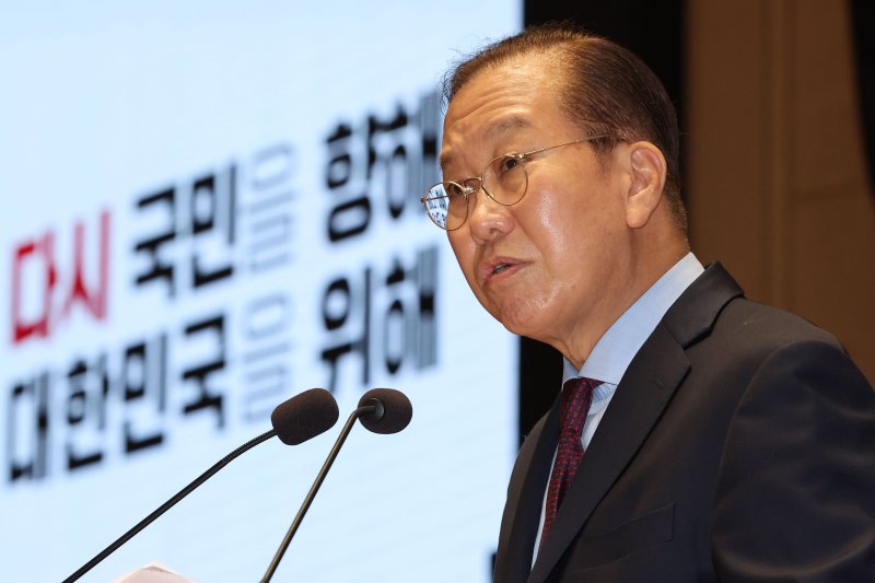 [서울=뉴시스] 권창회 기자 = 권영세 국민의힘 비상대책위원장이 5일 서울 여의도 국회에서 열린 의원총회에서 발언을 하고 있다. 2025.05.05. kch0523@newsis.com