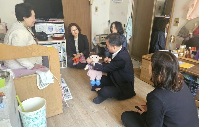 [포항=뉴시스] 송종욱 기자 = 지난 2일 어버이날을 앞두고 포항시 어르신맞춤돌봄서비스 담당 공무원과 생활지원사가 홀몸 어르신 가정을 방문해 안부를 묻고 AI 돌봄 로봇을 점검했다. 사진은 AI 돌봄 로봇을 점검하는 모습. (사진=포항시 제공) 2025.05.06. photo@newsis.com