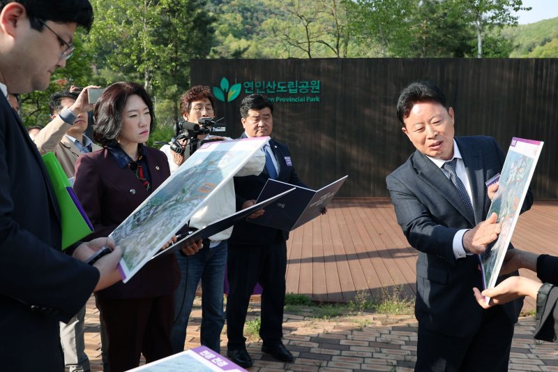 서태원 경기 가평군수가 지난 2일 도의회 의정연수원 부지선정위원회 실사단에게 연수원 유치 당위성을 설명하고 있다.(가평군 제공. 재판매 및 DB 금지)/뉴스1