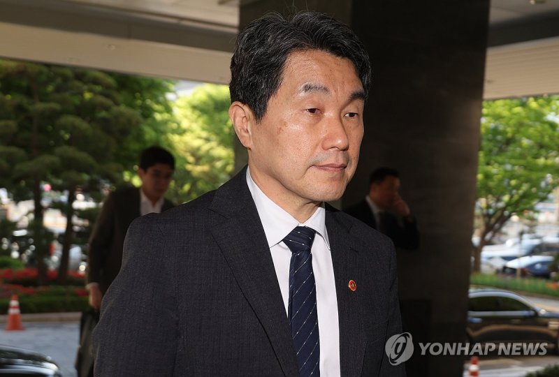 이주호 권한대행의 출근 (출처=연합뉴스)