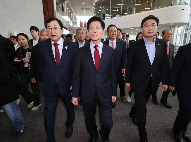 APEC 회의장 찾은 김문수 후보 (경주=연합뉴스) 서명곤 기자 = 국민의힘 김문수 대선 후보가 6일 아시아태평양경제협력체(APEC) 회의장인 경북 경주시 경주화백컨벤션센터를 찾아 초선·재선 대표인 김대식의원(오른쪽)과 주낙영 경주시장(왼쪽)과 이동하고 있다. 2025.5.6 seephoto@yna.co.kr (끝)