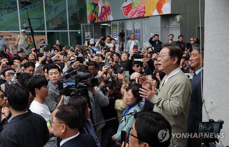 옥천공설시장 찾은 이재명 후보 (출처=연합뉴스)