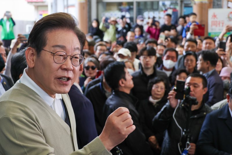 이재명 더불어민주당 대통령 후보가 골목골목 경청투어 이틀차인 6일 오후 충북 영동군 영동중앙시장을 찾아 즉흥 연설하고 있다. 2025.5.6/뉴스1 ⓒ News1 안은나 기자