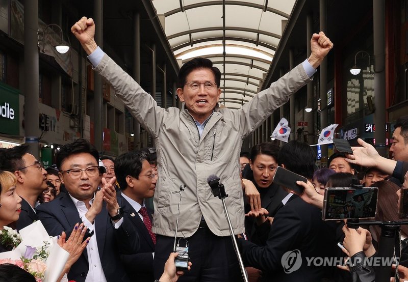 주먹 불끈 쥔 김문수 (출처=연합뉴스)