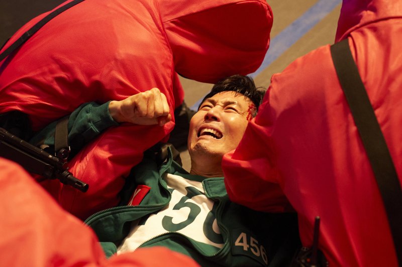 이정재, 관 속에서 눈 떴다…'오징어 게임3' 6월 27일 공개