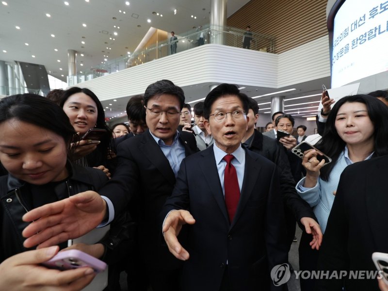 취재진에 둘러싸인 김문수 (출처=연합뉴스)