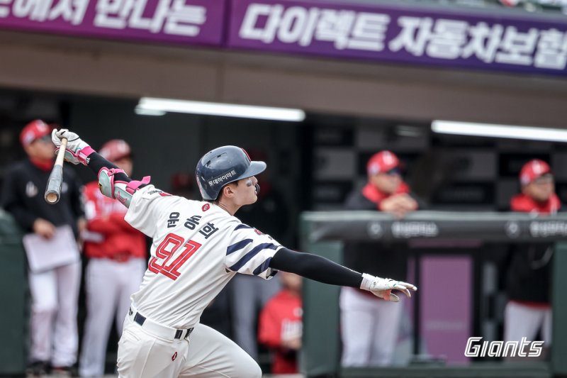[서울=뉴시스] 프로야구 롯데 자이언츠 윤동희가 6일 부산 사직구장에서 열린 2025 신한 쏠뱅크 KBO리그 SSG 랜더스와의 경기 1회 솔로 홈런을 치고 베이스를 돌고 있다. (사진=롯데 자이언츠 제공) 2025.05.06.