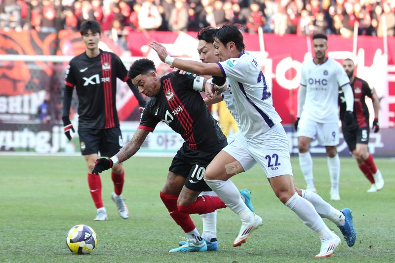 22일 오후 서울 마포구 서울월드컵경기장에서 하나은행 K리그1 2025 2라운드 FC서울과 FC안양의 경기에서 FC서울 린가드가 돌파를 시도하고 있다. 2025.2.22/뉴스1 ⓒ News1 신웅수 기자