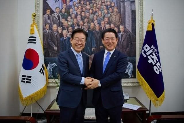 11일 국회에서 김영록 전남도지사가 이재명 더불어민주당 대표를 만나 지역 현안과 시국상황에 대해 이야기를 나누고 있다.(김영록 지사 페이스북 갈무리) 2025.2.11/뉴스1