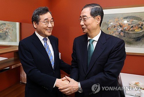 악수하는 한덕수 예비후보와 이낙연 전 총리 (출처=연합뉴스)