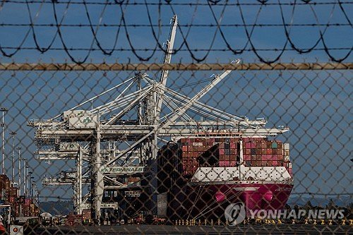 미국 캘리포니아주 오클랜드항에 입항한 화물선 (출처=연합뉴스)