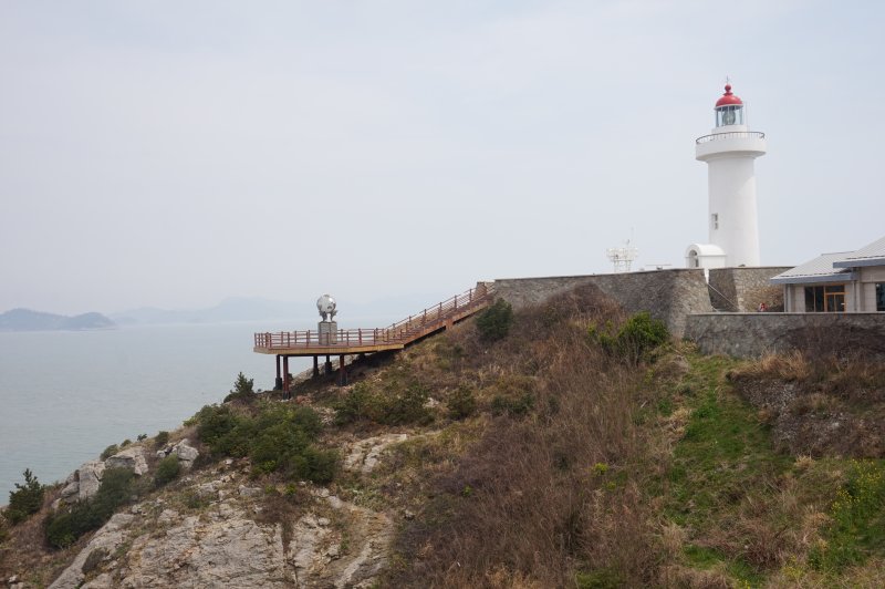 하조도 등대. 1909년 일제가 조선 수탈을 목적으로 세운 유인 등대로 장죽수도의 중앙에 위치, 오가는 선박의 북극성 역할을 한다. 기암절벽과 함께 절경을 이룬다. 2025.5.2/뉴스1 ⓒ News1 조영석 기자