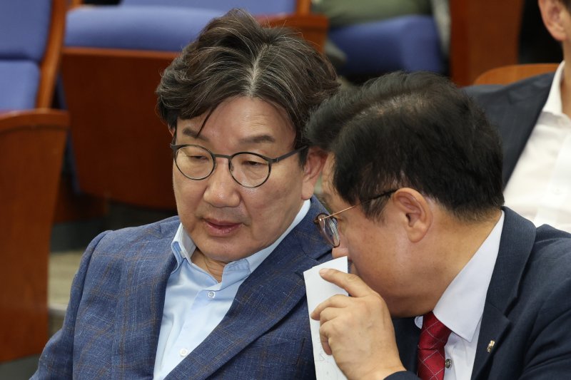 권성동 국민의힘 원내대표와 박형수 원내수석부대표가 6일 오후 서울 여의도 국회에서 열린 의원총회에 참석해 대화하고 있다. 2025.5.6/뉴스1 ⓒ News1 이광호 기자