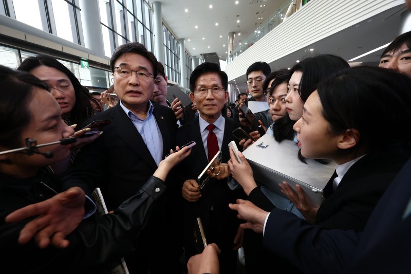 김문수 국민의힘 대통령 후보가 6일 경북 경주시 HICO(정상회의장) 미디어센터를 방문, 단일화 문제를 놓고 당 지도부와 갈등을 빚고 있는 김 후보를 설득하기 위해 내려온 김대식 의원과 함께 이동하고 있다. 2025.5.6/뉴스1 ⓒ News1 김민지 기자