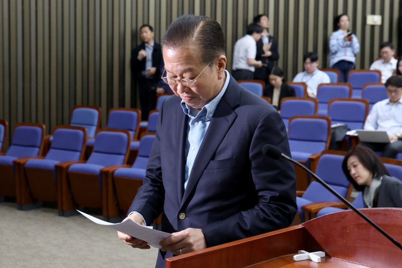 권영세 국민의힘 비상대책위원장이 6일 오후 서울 여의도 국회에서 열린 의원총회에서 발언대로 향하고 있다. 2025.5.6/뉴스1 ⓒ News1 이광호 기자