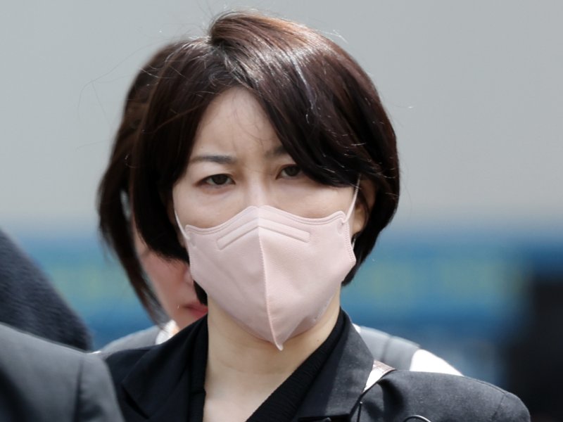 음주운전 및 불법 숙박업 운영 혐의를 받는 문재인 전 대통령 딸 문다혜 씨가 17일 오전 서울 마포구 서울서부지방법원에서 열린 도로교통법 위반(음주 운전)·공중위생관리법 위반 혐의 1심 선고기일을 마치고 발걸음을 옮기고 있다. 2025.4.17/뉴스1 ⓒ News1 황기선 기자