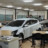 대구 음식점 안으로 돌진한 승용차에 아수라장, 현장 사진