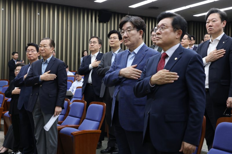 국민의힘 권영세 비상대책위원장과 권성동 원내대표를 비롯한 의원들이 6일 오후 서울 여의도 국회에서 열린 의원총회에서 국기에 경례를 하고 있다. 2025.5.6/뉴스1 ⓒ News1 이광호 기자