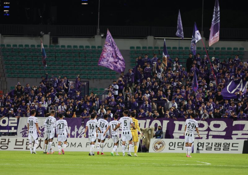 6일 경기 안양시 안양종합운동장에서 열린 프로축구 하나은행 K리그1 2025 12라운드 FC안양과 FC서울과의 경기에서 1대1로 무승부를 기록한 FC서울 선수들이 안양 팬들에게 인사를 하고 있다. 2025.5.6/뉴스1 ⓒ News1 황기선 기자