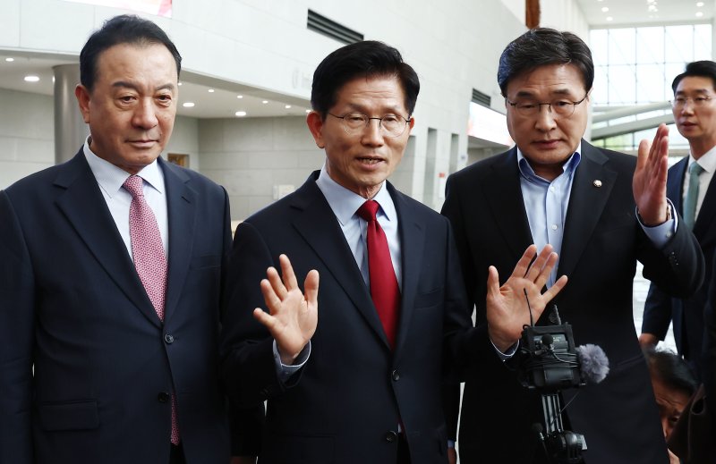 김문수 국민의힘 대통령 후보가 6일 경북 경주시 HICO(정상회의장) 미디어센터에서 단일화 문제를 놓고 당 지도부와 갈등을 빚고 있자 일정 중단을 선언하고 있다. 2025.5.6/뉴스1 ⓒ News1 김민지 기자