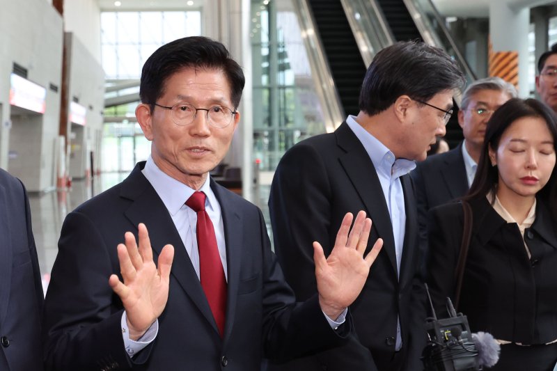 [경주=뉴시스] 권창회 기자 = 김문수 국민의힘 대선 후보가 6일 경북 경주시 HICO 미디어센터에서 단일화 관련 반발하며 후보 일정 중단을 선언하고 있다. 2025.05.06. kch0523@newsis.com