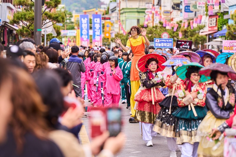 [남원=뉴시스] 김종효 기자 = '제95회 춘향제'가 펼쳐지고 있는 지난 3일 남원 광한루원 일원에서 시민과 관광객 참여 대표프로그램인 '발광난장 대동길놀이'가 펼쳐지고 있다. (사진=남원시 제공) 2025.05.04. photo@newsis.com *재판매 및 DB 금지