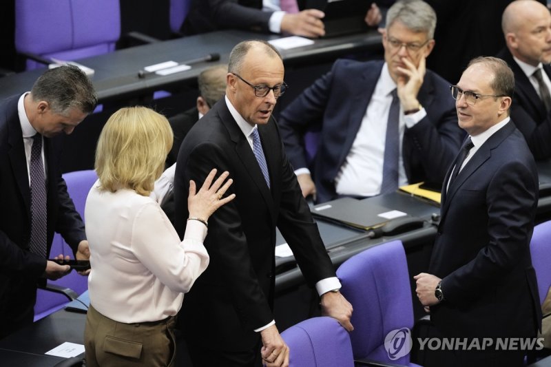 신임투표 부결뒤 떠나는 메르츠 대표 (출처=연합뉴스)