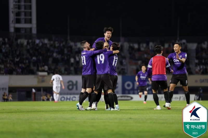 [안양=뉴시스]K리그1 FC안양 세리머니. (사진=한국프로축구연맹 제공)