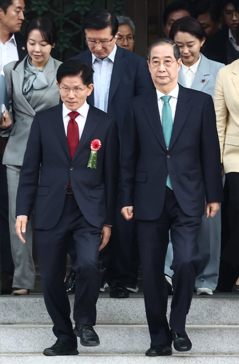 김문수 국민의힘 대통령 후보(왼쪽)와 한덕수 무소속 대통령 선거 예비 후보가 5일 오전 서울 종로구 조계사에서 열린 불기 2569년 부처님오신날 봉축법요식에 참석하고 있다. 2025.5.5/뉴스1 ⓒ News1 김민지 기자
