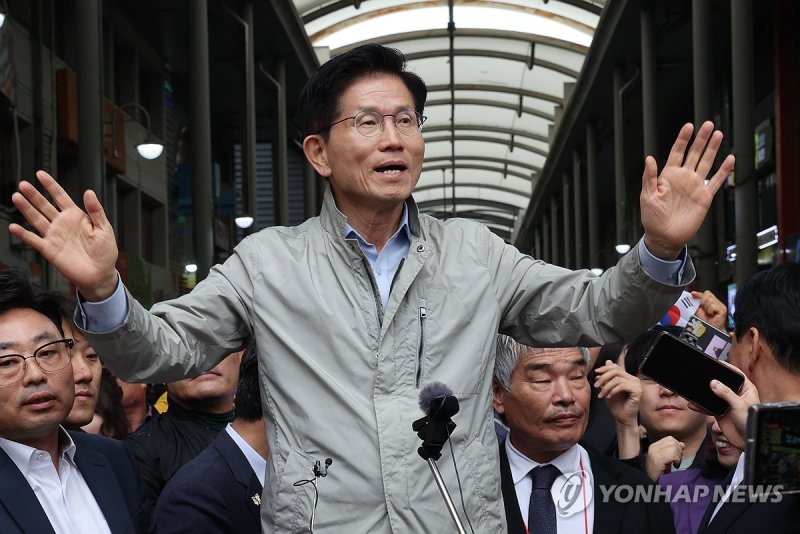 포항 시민들에 인사하는 김문수 후보 (출처=연합뉴스)