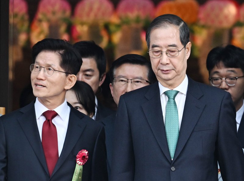 [서울=뉴시스] 최진석 기자 = 김문수 국민의힘 대선 후보와 한덕수 무소속 대선 예비후보와 지난 5일 서울 종로구 조계사에서 열린 부처님오신날 봉축법요식에 입장하고 있다. (대통령실통신사진기자단) 2025.05.05. myjs@newsis.com