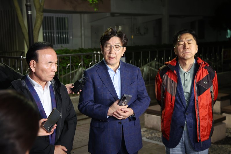 [서울=뉴시스] 김금보 기자 = 권성동(가운데) 국민의힘 원내대표를 비롯한 중진의원들이 6일 오후 서울 관악구 김문수 대선후보의 자택 앞에서 '한덕수 후보와의 단일화' 관련 논의를 위해 김 후보를 기다리며 취재진의 질문에 답변하고 있다. 2025.05.06. kgb@newsis.com