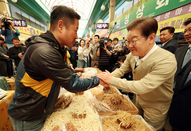 [증평=뉴시스] 조성봉 기자 = 민심을 청취하는 '경청 투어'에 나선 이재명 더불어민주당 대선후보가 6일 충북 증평군 장뜰시장을 찾아 상인과 인사를 하고 있다. 2025.05.06. suncho21@newsis.com