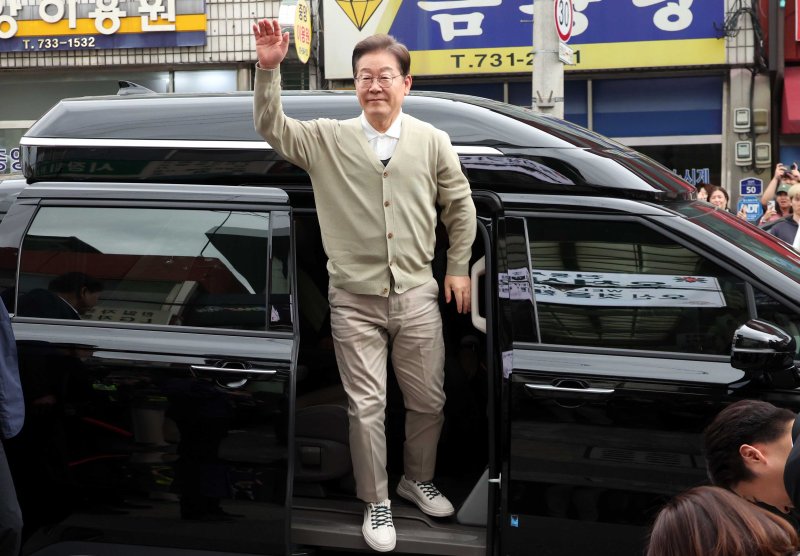 [옥천=뉴시스] 조성봉 기자 = 민심을 청취하는 '경청 투어'에 나선 이재명 더불어민주당 대선후보가 6일 충북 옥천군 옥천공설시장에서 시민들에게 손 인사를 하고 있다. 2025.05.06. suncho21@newsis.com