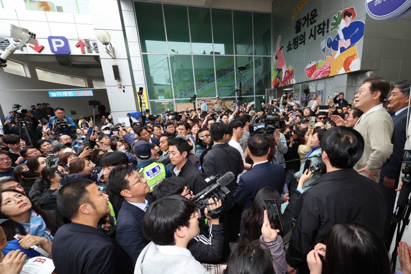 [옥천=뉴시스] 조성봉 기자 = 민심을 청취하는 '경청 투어'에 나선 이재명 더불어민주당 대선후보가 6일 충북 옥천군 옥천공설시장에서 즉흥 연설을 하고 있다. 2025.05.06. suncho21@newsis.com