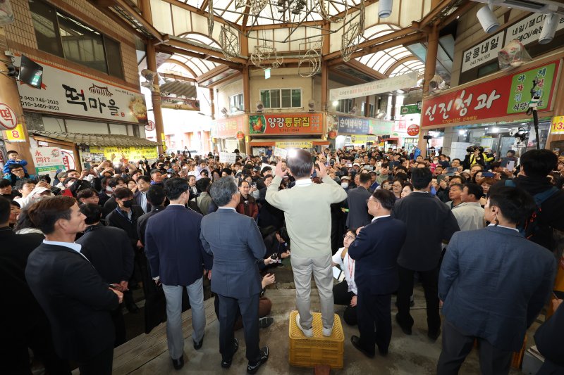 [영동=뉴시스] 조성봉 기자 = 민심을 청취하는 '경청 투어'에 나선 이재명 더불어민주당 대선후보가 6일 충북 영동군 영동전통시장에서 즉흥 연설을 하고 있다. 2025.05.06. suncho21@newsis.com