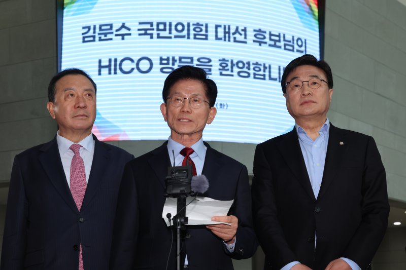 [경주=뉴시스] 권창회 기자 = 김문수 국민의힘 대선 후보가 6일 경북 경주시 HICO 미디어센터에서 APEC 준비현장을 둘러본 뒤 단일화 관련해 서울로 올라가겠다고 발언하고 있다. 2025.05.06. kch0523@newsis.com