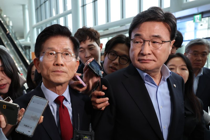 [경주=뉴시스] 권창회 기자 = 김문수 국민의힘 대선 후보가 6일 경북 경주시 HICO 미디어센터에서 APEC 준비현장을 둘러본 후 단일화 관련해 모든 일정을 중단하고 서울로 올라가겠다고 발언한 뒤 김대식 의원과 대화를 위해 이동하고 있다. 2025.05.06. kch0523@newsis.com